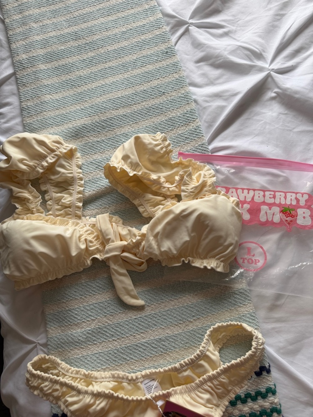 Strawberry Milk Mob Cream Ruffled Bikini Set - Picture 4 of 10